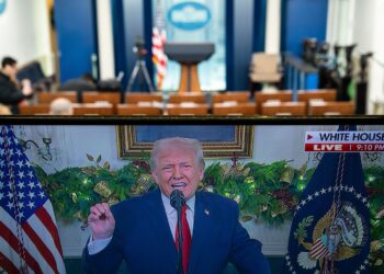 Un monitor de televisión muestra al presidente estadounidense Donald Trump durante un discurso a la nación en horario de máxima audiencia en la sala de prensa James S. Brady de la Casa Blanca en Washington, DC, el 17 de diciembre de 2025. Foto: GRAEME SLOAN/EFE/EPA/
