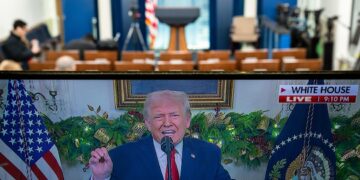 Un monitor de televisión muestra al presidente estadounidense Donald Trump durante un discurso a la nación en horario de máxima audiencia en la sala de prensa James S. Brady de la Casa Blanca en Washington, DC, el 17 de diciembre de 2025. Foto: GRAEME SLOAN/EFE/EPA/