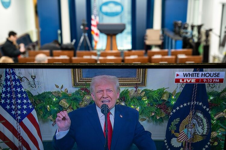 Un monitor de televisión muestra al presidente estadounidense Donald Trump durante un discurso a la nación en horario de máxima audiencia en la sala de prensa James S. Brady de la Casa Blanca en Washington, DC, el 17 de diciembre de 2025. Foto: GRAEME SLOAN/EFE/EPA/