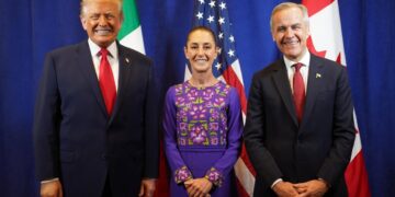 Fotografía tomada de la cuenta en X de la presidenta de México, Claudia Sheinbaum (c), que la muestra junto al presidente de Estados Unidos, Donald Trump (i), y el primer ministro canadiense, Mark Carney, en Washington, el 5 de diciembre de 2025. Foto: @Claudiashein / EFE.
