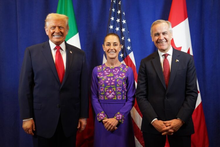 Fotografía tomada de la cuenta en X de la presidenta de México, Claudia Sheinbaum (c), que la muestra junto al presidente de Estados Unidos, Donald Trump (i), y el primer ministro canadiense, Mark Carney, en Washington, el 5 de diciembre de 2025. Foto: @Claudiashein / EFE.