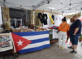 Turistas y otras personas en una feria de artesanía, en La Habana. Foto: Ernesto Mastrascusa / EFE.