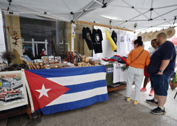 Turistas y otras personas en una feria de artesanía, en La Habana. Foto: Ernesto Mastrascusa / EFE.