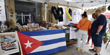 Turistas y otras personas en una feria de artesanía, en La Habana. Foto: Ernesto Mastrascusa / EFE.