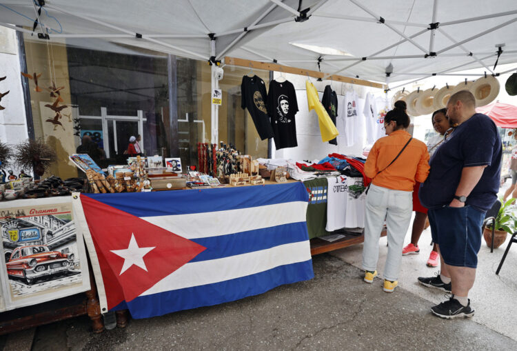 Turistas y otras personas en una feria de artesanía, en La Habana. Foto: Ernesto Mastrascusa / EFE.
