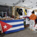 Turistas y otras personas en una feria de artesanía, en La Habana. Foto: Ernesto Mastrascusa / EFE.