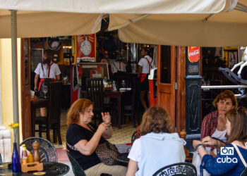 Turistas en un restaurante de la Habana Vieja. Foto: Otmaro Rodríguez.