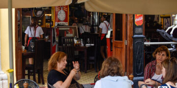 Turistas en un restaurante de la Habana Vieja. Foto: Otmaro Rodríguez.