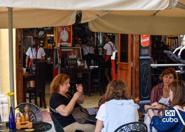 Turistas en un restaurante de la Habana Vieja. Foto: Otmaro Rodríguez.