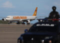 Avión de la aerolínea Conviasa que transporta a los migrantes venezolanos provenientes México, aterrizando en el aeropuerto internacional, Simón Bolívar. Foto:  Miguel Gutiérrez/EFE/Archivo.