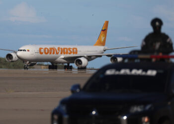 Avión de la aerolínea Conviasa que transporta a los migrantes venezolanos provenientes México, aterrizando en el aeropuerto internacional, Simón Bolívar. Foto: Miguel Gutiérrez/EFE/Archivo.