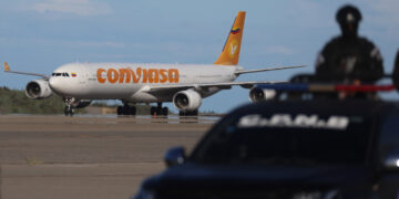 Avión de la aerolínea Conviasa que transporta a los migrantes venezolanos provenientes México, aterrizando en el aeropuerto internacional, Simón Bolívar. Foto:  Miguel Gutiérrez/EFE/Archivo.