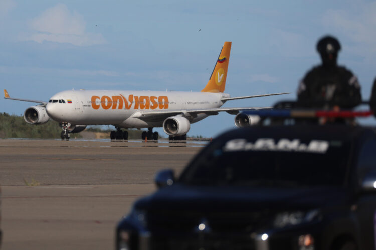 Avión de la aerolínea Conviasa que transporta a los migrantes venezolanos provenientes México, aterrizando en el aeropuerto internacional, Simón Bolívar. Foto: Miguel Gutiérrez/EFE/Archivo.