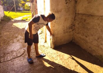 Hombre muestra este domingo hasta dónde llegó el nivel del agua. Foto: Henry Omar Pérez Yera/ ACN.