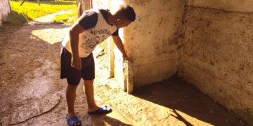 Hombre muestra este domingo hasta dónde llegó el nivel del agua. Foto: Henry Omar Pérez Yera/ ACN.