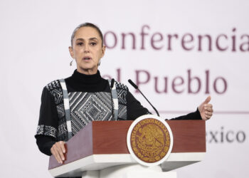 La presidenta de México, Claudia Sheinbaum, habla en una conferencia de prensa, el 27 de enero de 2026. Foto: José Méndez / EFE.