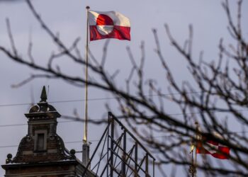 La bandera groenlandesa Erfalasorput ondea en el Castillo Tivoli en Copenhague, capital de Dinamarca, el 8 de enero de 2026. Foto: EFE/EPA/Ida Marie Odgaard send2net DENMARK OUT