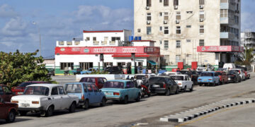 Fila de vehículos en espera de repostar combustible en La Habana. Foto: Ernesto Mastrascusa / EFE.