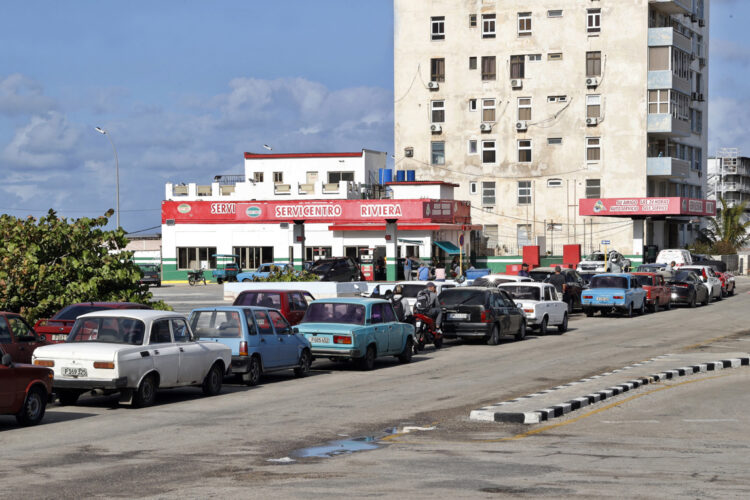 Fila de vehículos en espera de repostar combustible en La Habana. Foto: Ernesto Mastrascusa / EFE.