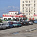 Fila de vehículos en espera de repostar combustible en La Habana. Foto: Ernesto Mastrascusa / EFE.