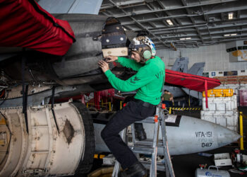 Un marinero a bordo del USS Abraham Lincoln (CVN 72) trabajando en el portaaviones el 26 de enero de 2026, en el Océano Índico. Foto: Mando Central de Estados Unidos (@centcom) / EFE.