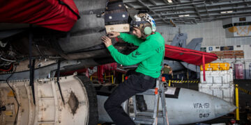 Un marinero a bordo del USS Abraham Lincoln (CVN 72) trabajando en el portaaviones el 26 de enero de 2026, en el Océano Índico. Foto: Mando Central de Estados Unidos (@centcom) / EFE.