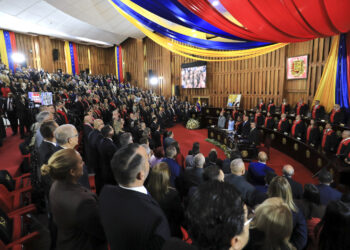 Fotografía cedida por el Palacio de Miraflores que muestra a la presidenta encargada, Delcy Rodríguez, y otras figuras políticas de Venezuela durante un acto del Gobierno en Caracas, el 30 de enero de 2026. Foto: Palacio de Miraflores / EFE.