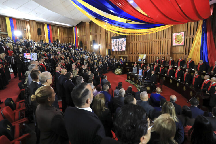 Fotografía cedida por el Palacio de Miraflores que muestra a la presidenta encargada, Delcy Rodríguez, y otras figuras políticas de Venezuela durante un acto del Gobierno en Caracas, el 30 de enero de 2026. Foto: Palacio de Miraflores / EFE.