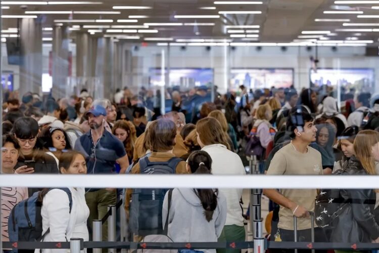 Pasajeros en el aeropuerto internacional Hartsfield-Jackson, en Atlanta, Georgia (EE.UU.). Foto: Erik S. Lesser/EFE/EPA.