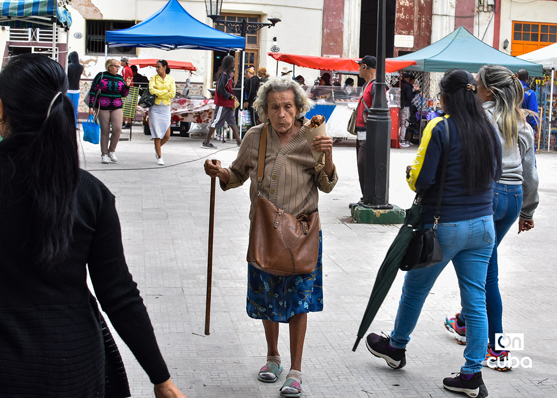 People in Havana during a cold front in the last week of January 2026. Photo: Otmaro Rodríguez.