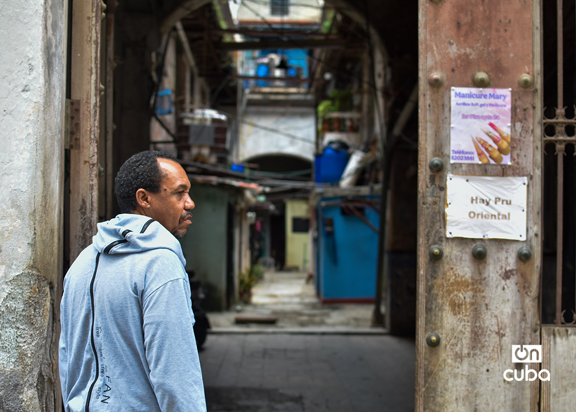 A man in Havana during a cold front in the last week of January 2026. Photo: Otmaro Rodríguez.