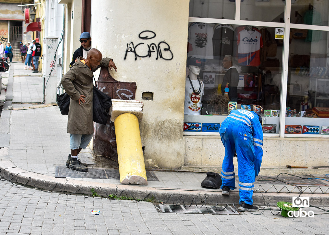 People in Havana during a cold front in the last week of January 2026. Photo: Otmaro Rodríguez.