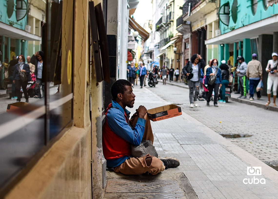 A man begs for alms in Havana during a cold front in the last week of January 2026. Photo: Otmaro Rodríguez.