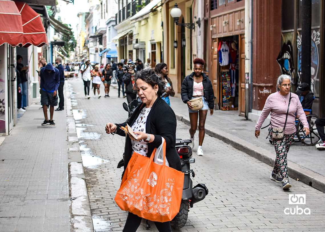 People in Havana during a cold front in the last week of January 2026. Photo: Otmaro Rodríguez.