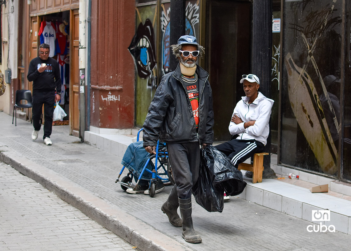 People in Havana during a cold front in the last week of January 2026. Photo: Otmaro Rodríguez.