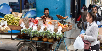 Un puesto ambulante de venta de productos agrícolas en La Habana, tras la llegada de un frente frío en la última semana de enero de 2026. Foto: Otmaro Rodríguez.