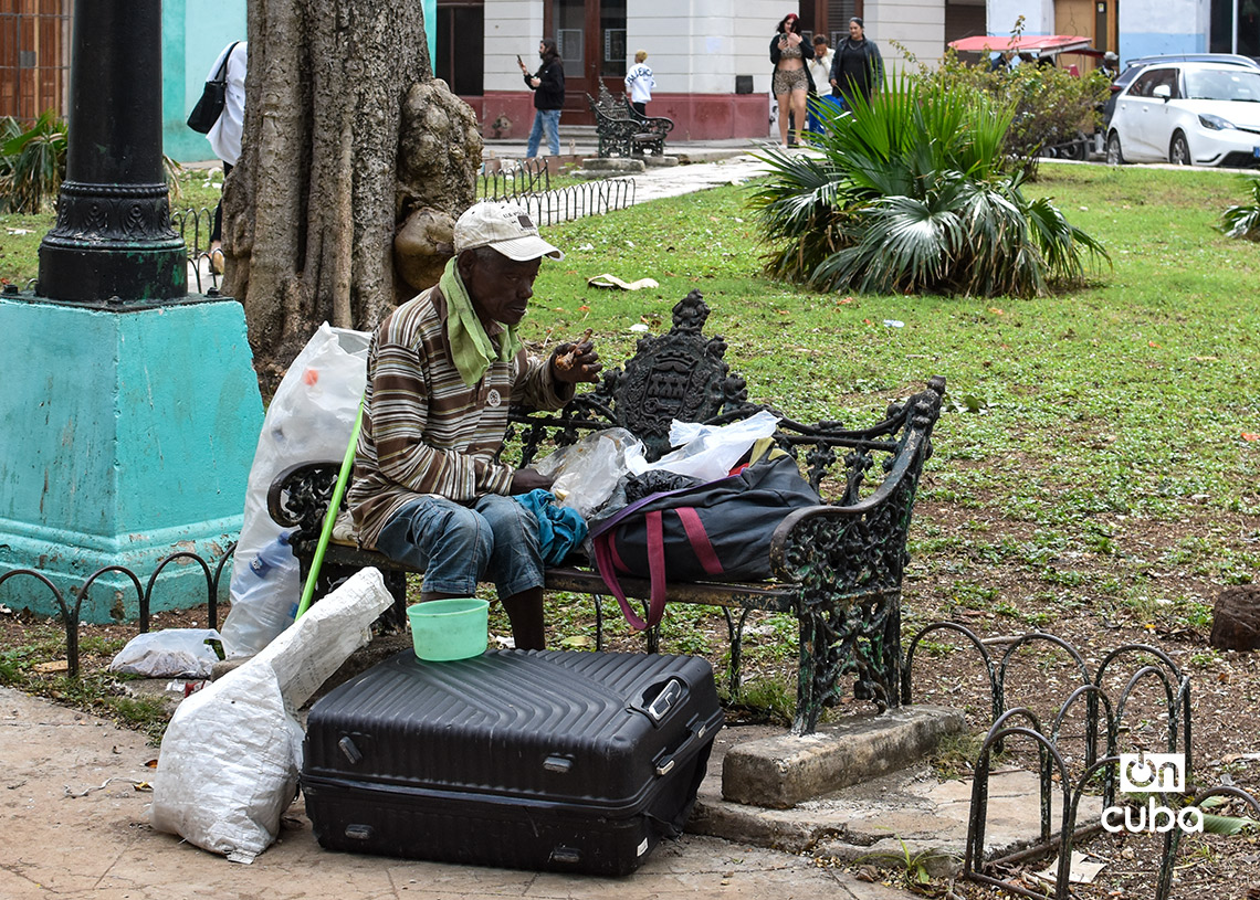 A man homeless in Havana during a cold front in the last week of January 2026. Photo: Otmaro Rodríguez.