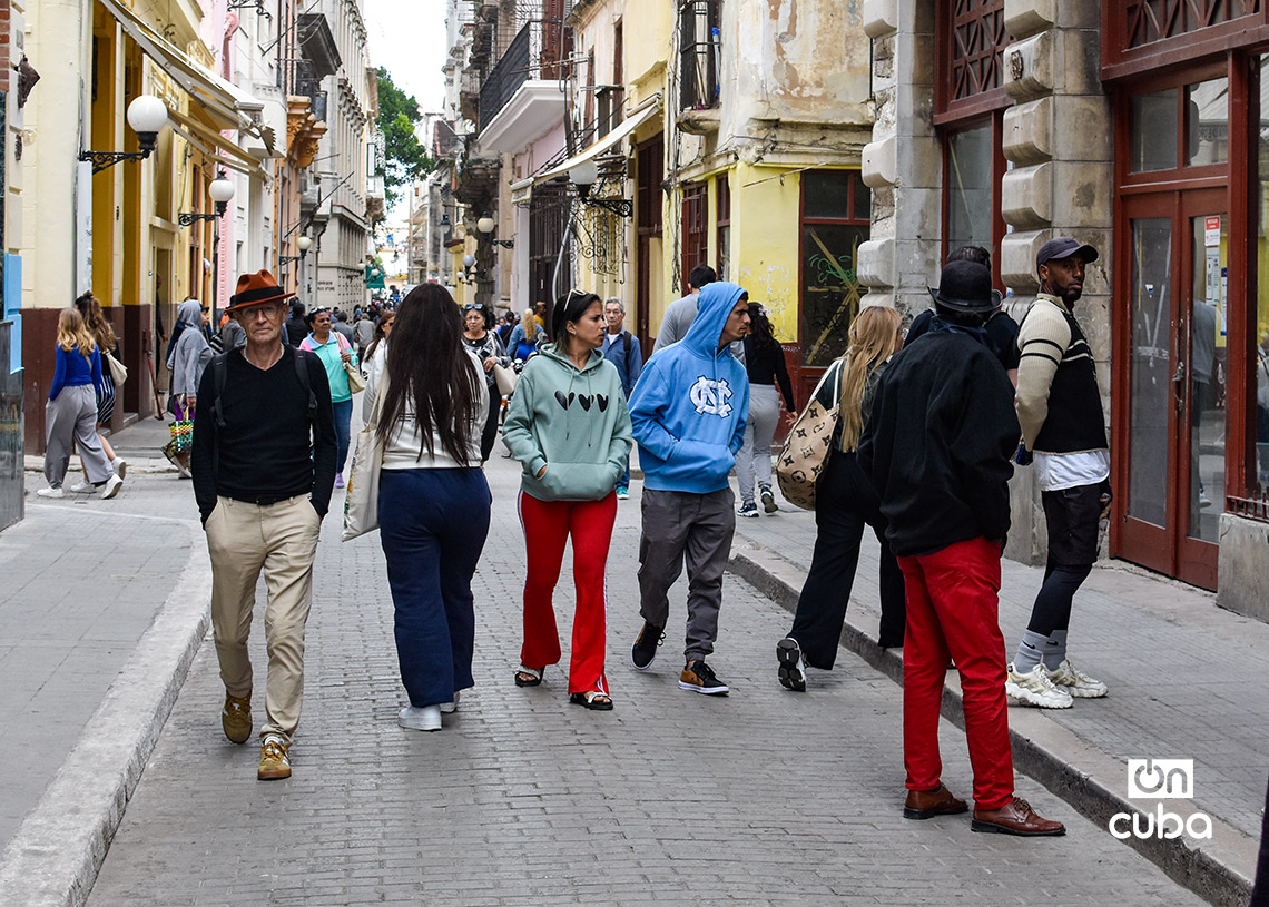 Personas en La Habana durante un frente frío en la última semana de enero de 2026. Foto: Otmaro Rodríguez.