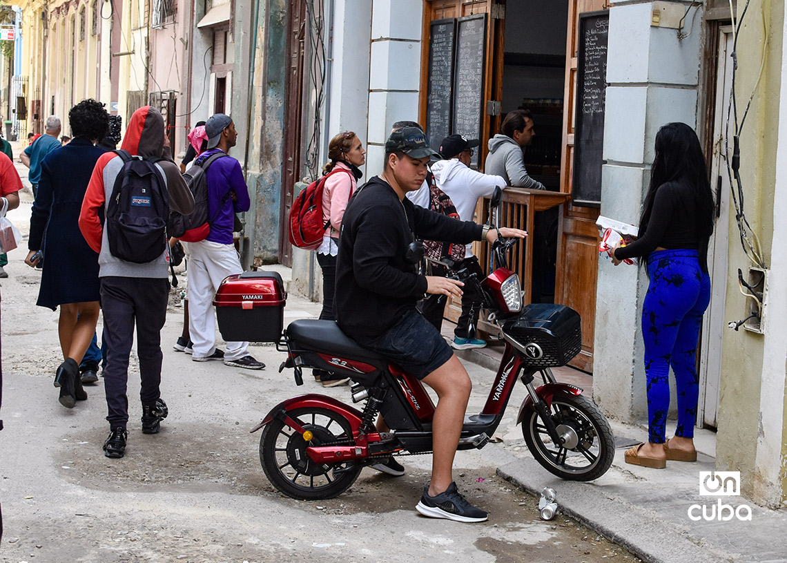 People in Havana during a cold front in the last week of January 2026. Photo: Otmaro Rodríguez.
