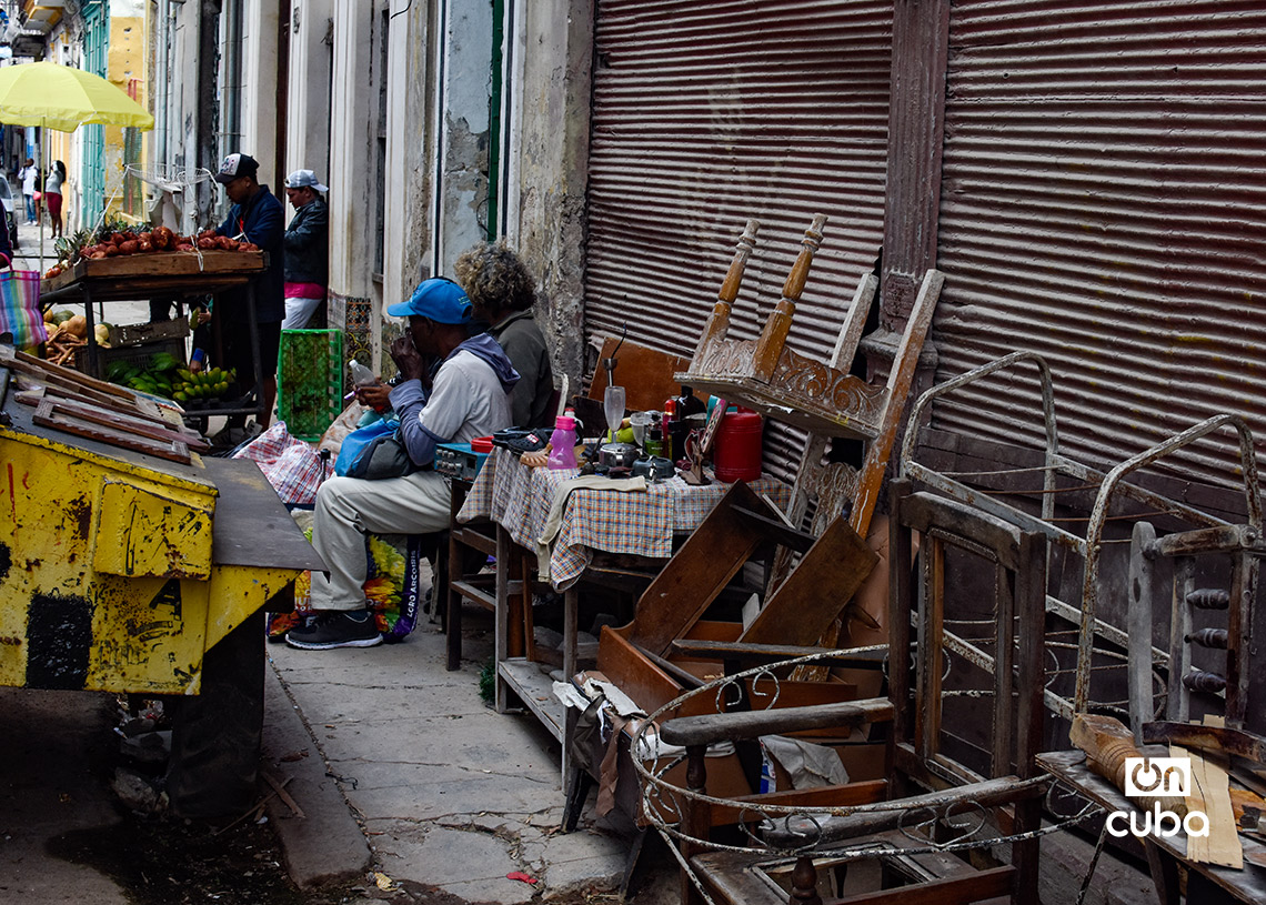 People in Havana during a cold front in the last week of January 2026. Photo: Otmaro Rodríguez.
