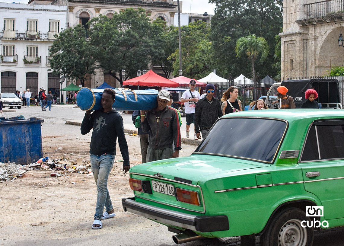 People in Havana during a cold front in the last week of January 2026. Photo: Otmaro Rodríguez.
