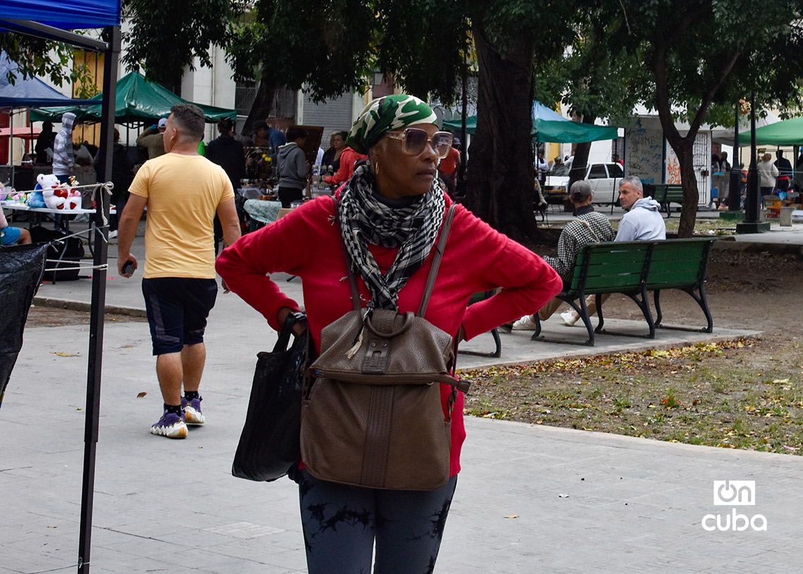 People in Havana during a cold front in the last week of January 2026. Photo: Otmaro Rodríguez.