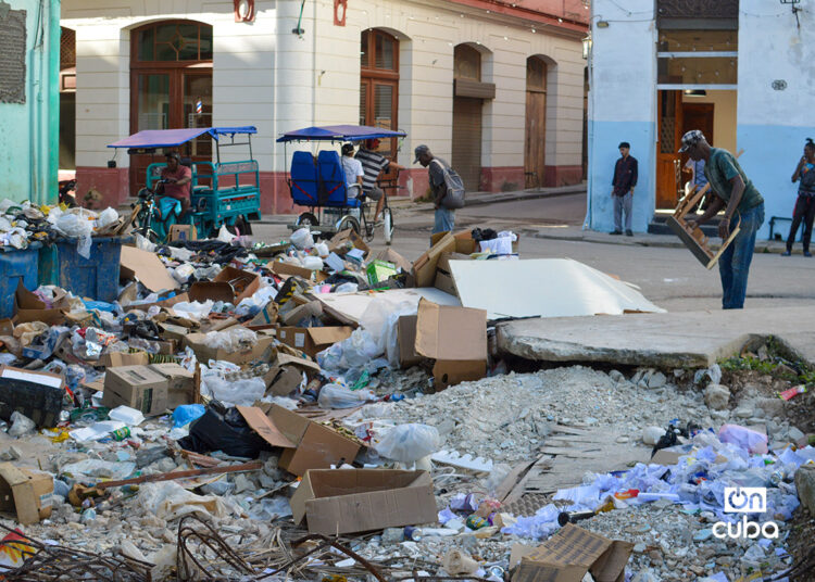 Acumulación de basura, en La Habana. Foto: Otmaro Rodríguez.