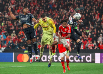 Trubin (al centro) anota el cuarto gol del Benfica en la victoria 4-2 sobre el Real Madrid en la Liga de Campeones. Foto: Miguel A. Lopes/EFE/EPA.