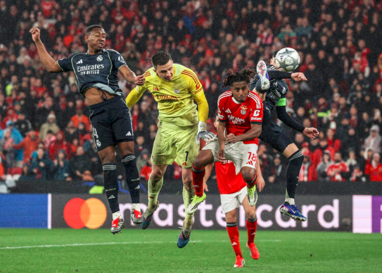 Trubin (al centro) anota el cuarto gol del Benfica en la victoria 4-2 sobre el Real Madrid en la Liga de Campeones. Foto: Miguel A. Lopes/EFE/EPA.