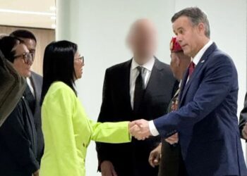 La presidenta interina de Venezuela, Delcy Rodríguez, da un apretón de manos al director de la CIA, John Ratcliffe, en Caracas. Foto: EFE/CIA.