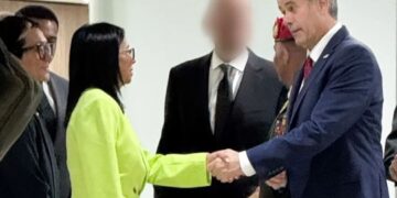 La presidenta interina de Venezuela, Delcy Rodríguez, da un apretón de manos al director de la CIA, John Ratcliffe, en Caracas. Foto: EFE/CIA.