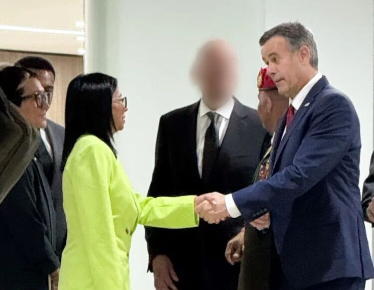 La presidenta interina de Venezuela, Delcy Rodríguez, da un apretón de manos al director de la CIA, John Ratcliffe, en Caracas. Foto: EFE/CIA.