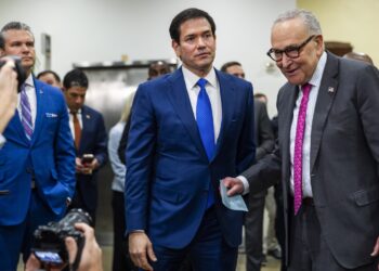 Marco Rubio  conversa con el senador Chuck Schumer (der) este miércoles. Foto: JIM LO SCALZO/EFE/EPA