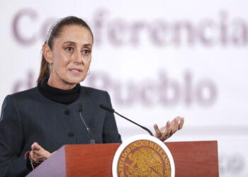 La presidenta de México, Claudia Sheinbaum, durante su rueda de prensa diaria, en el Palacio Nacional en Ciudad de México. Foto: Isaac Esquivel / EFE.